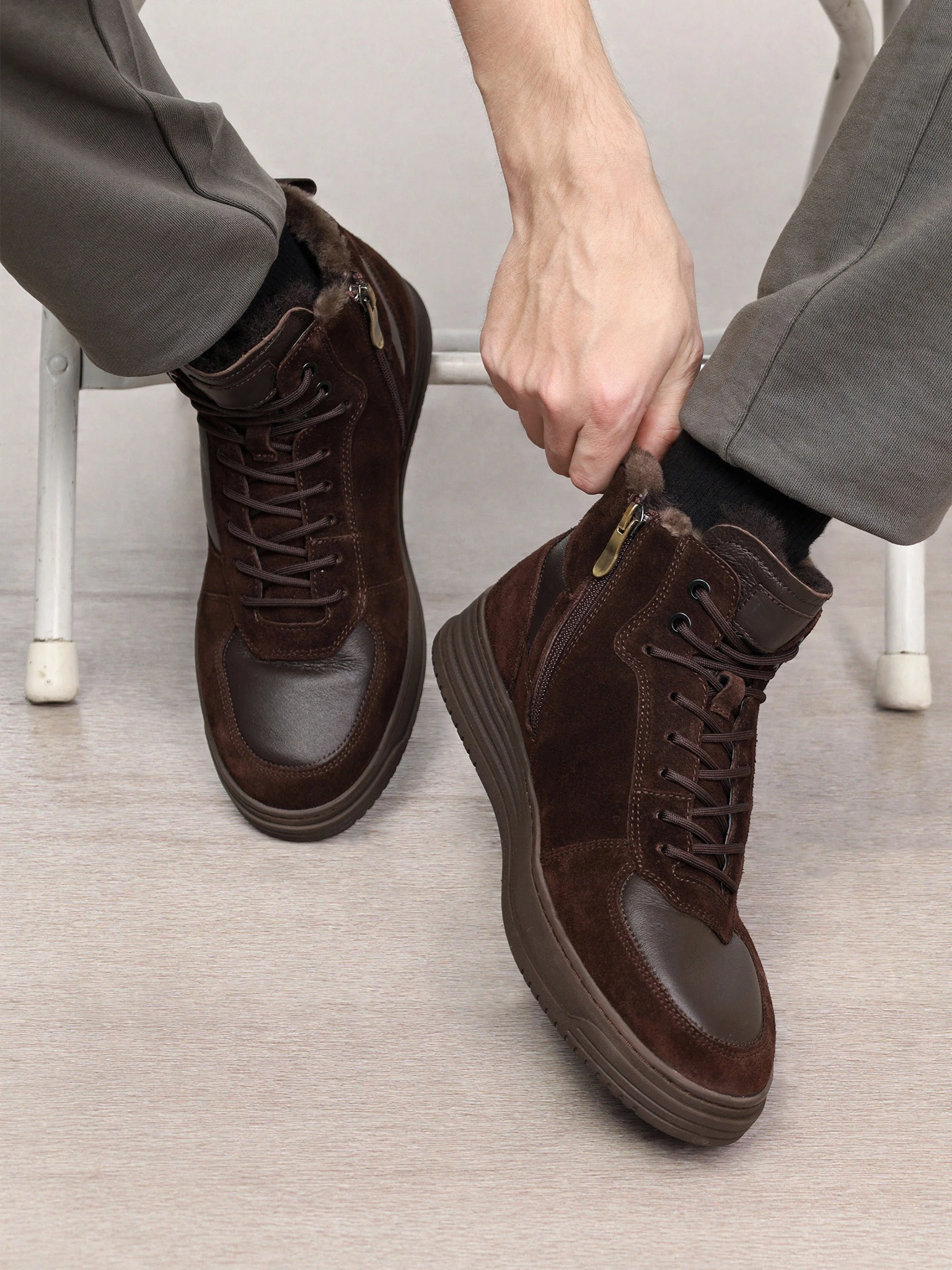 Ботинки комбинированные коричневого цвета на низкой платформе